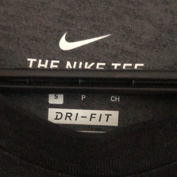 Mens nike dri-fit long sleeve. Like new! - Picture 3 of 3